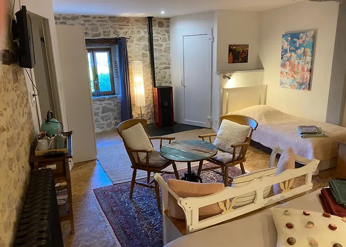 D'hotes Les 3 Cochons D'olt Bed and Breakfast Arcambal